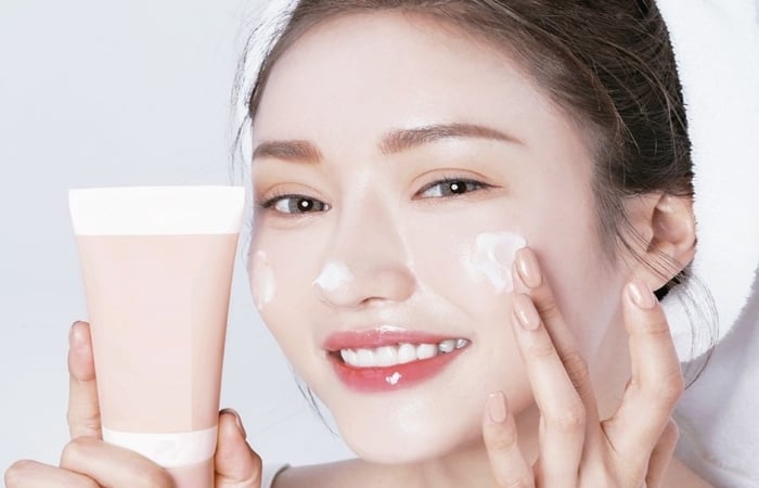 Thoa kem dưỡng ẩm sau khi đắp mặt nạ để đảm bảo hiệu quả chăm sóc da