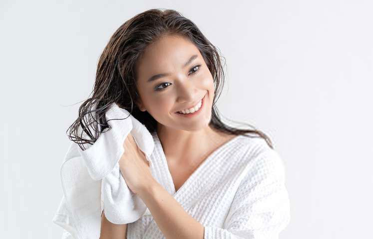 Bạn chỉ nên dùng khăn bông quấn quanh tóc để khăn thấm hết nước là được