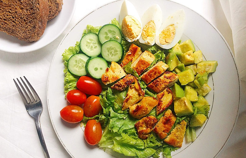Salad bơ và ức gà đơn giản, dễ làm