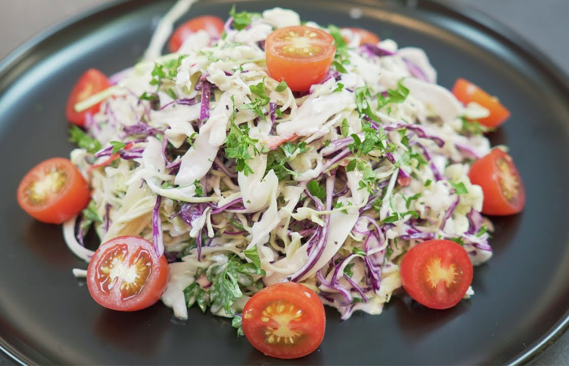 Salad bắp cải cà chua và dầu ô liu