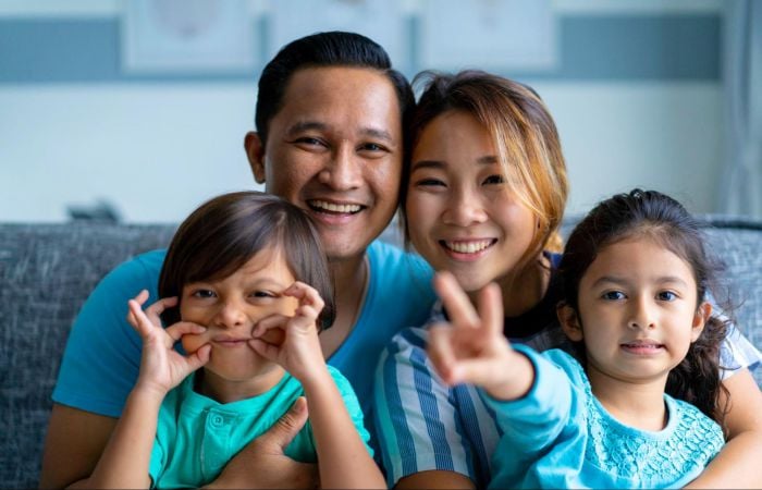 Bố mẹ nên hỏi ý kiến bác sĩ để bổ sung canxi hợp lý cho con trẻ