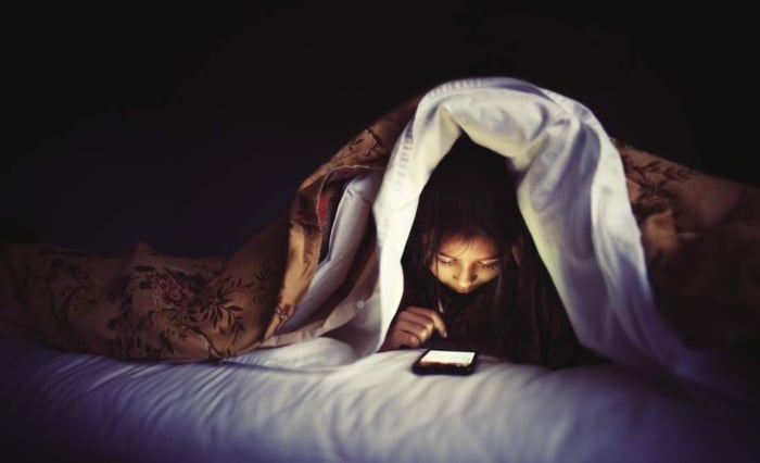 Thường xuyên thức khuya có thể khiến da mặt nổi mụn ẩn