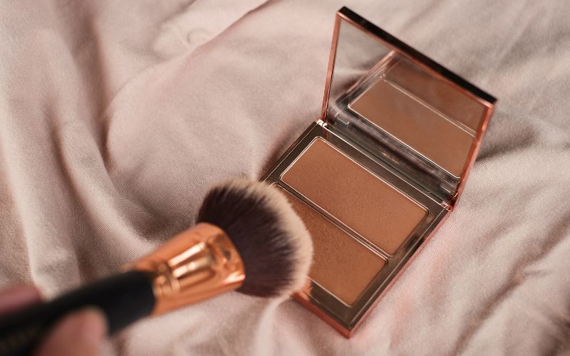 Sử dụng bronzer để tạo điểm nhấn cho khuôn mặt