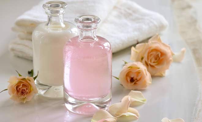 So sánh nước hoa hồng không cồn và nước hoa hồng có cồn