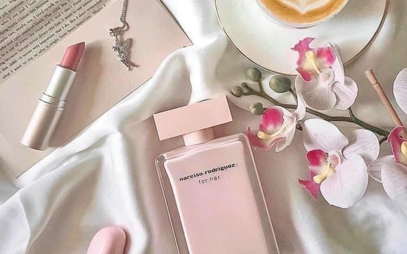top-nuoc-hoa-nu-duoc-yeu-thich-nhat-mui-thom-diu-8 Top nước hoa nữ được yêu thích nhất, mùi thơm dịu - 8