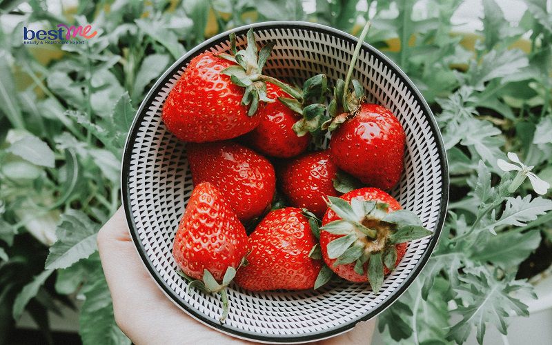 Cách làm da mặt trắng mịn cho nam với dâu tây kết hợp với mật ong