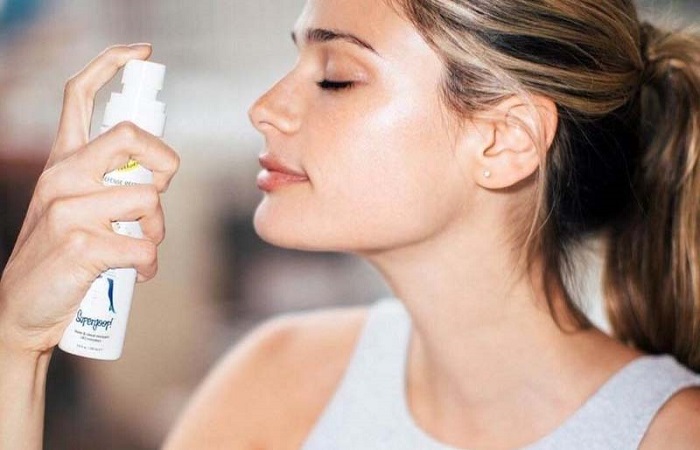 Sử dụng xịt chống nắng để thoa lại chống nắng cho làn da makeup