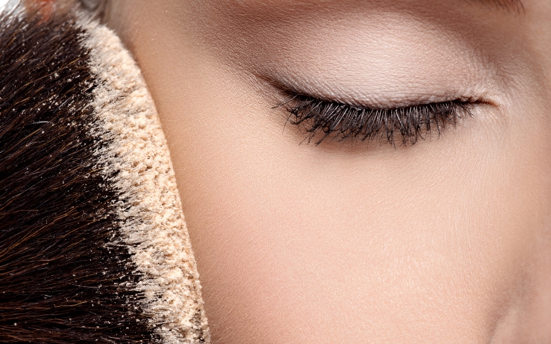 Phấn phủ giúp lớp nền bền đẹp trên da