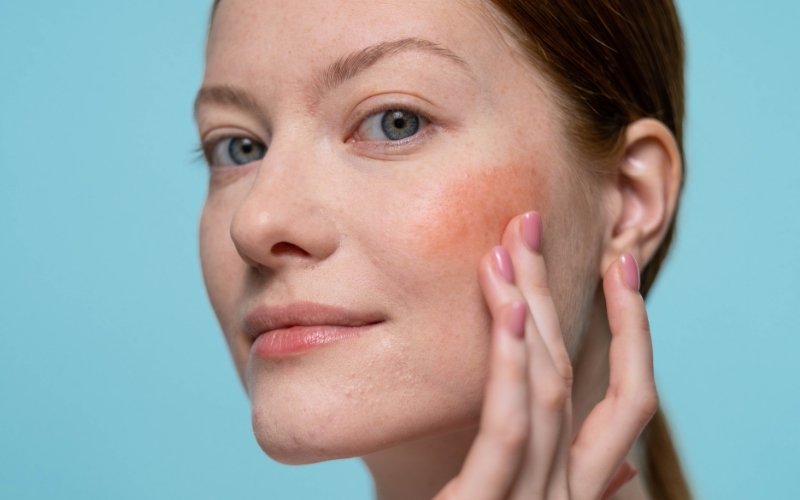 Để khuôn mặt trở nên tươi tắn, ửng sắc, bạn đừng bỏ qua bước đánh má hồng