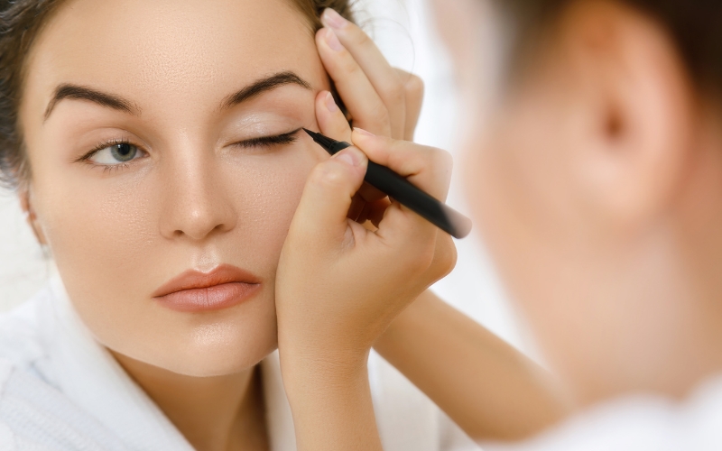 Hãy kẻ những nét eyeliner mảnh cho đôi mắt được tự nhiên