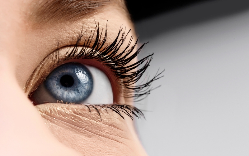 Chuốt mascara giúp đôi mắt thêm phần thu hút