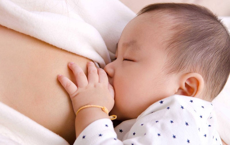 Sữa mẹ cung cấp một lượng lớn vitamin A tốt cho sức khỏe của trẻ