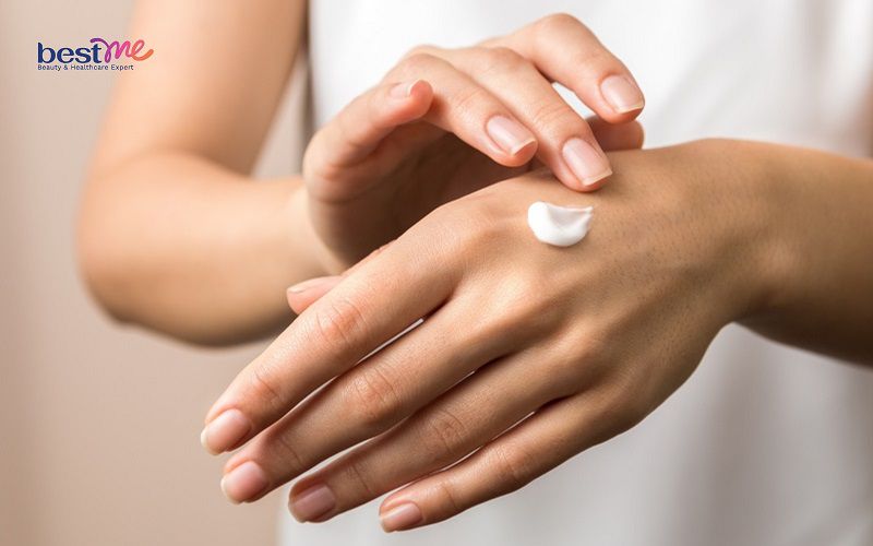 Nguyên nhân phổ biến là do da mặt dị ứng mỹ phẩm