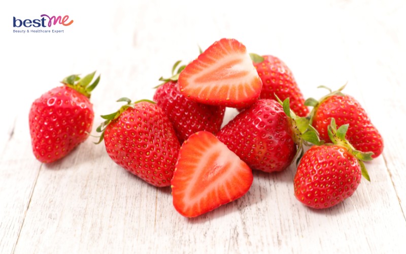 Dùng dâu tây để trị thâm môi hiệu quả