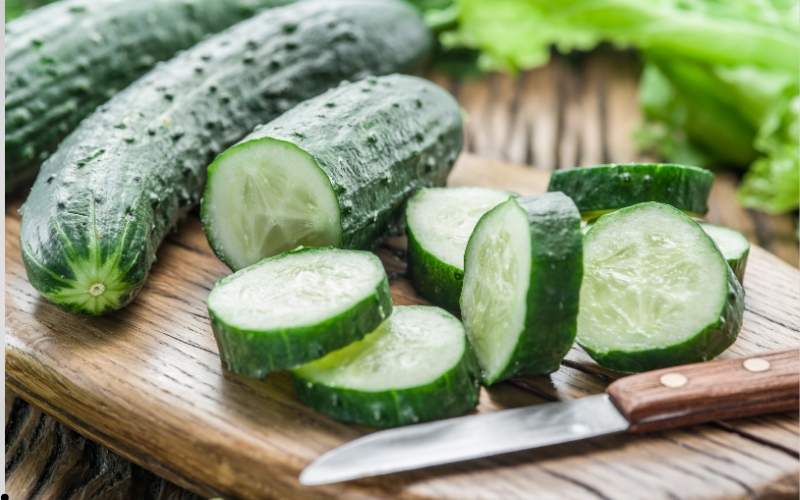 Cách trị thâm môi bằng dưa leo