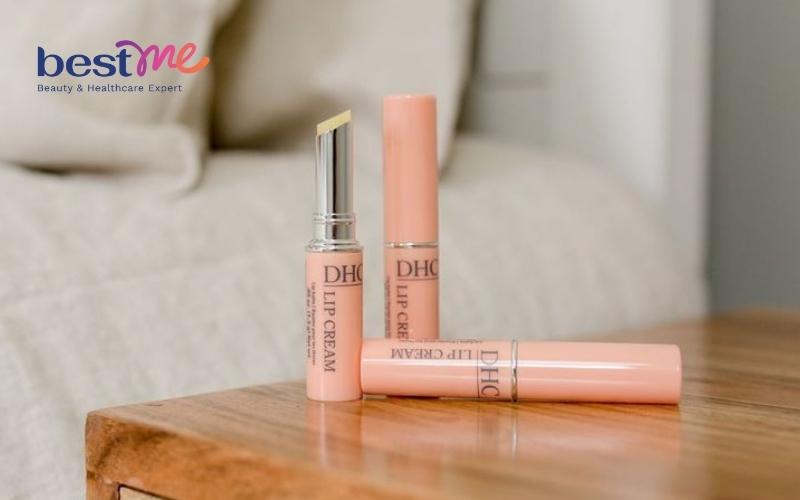 Dùng son dưỡng chất lượng để trị thâm môi