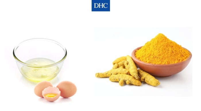 Trứng gà và bột nghệ có tác dụng cải thiện tình trạng mụn cám