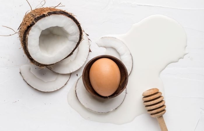 Trứng gà và dầu dừa giúp giảm tóc gãy rụng