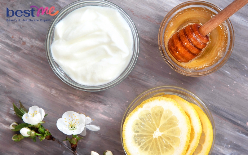 Ủ tóc bằng sữa chua và mật ong kiềm dầu cho da đầu