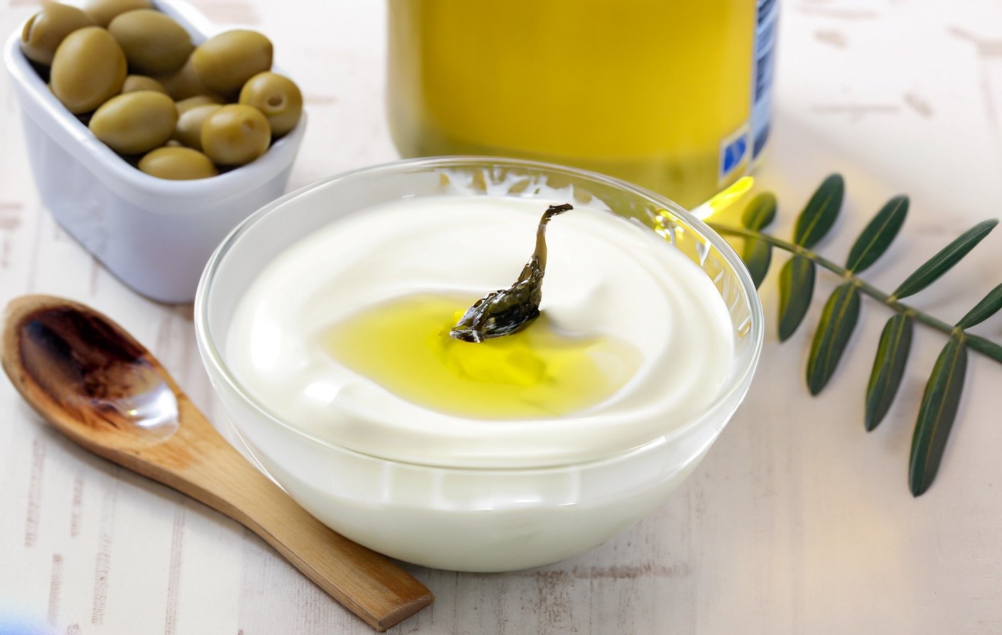 Ủ tóc bằng sữa chua và dầu oliu giúp tóc chắc khỏe