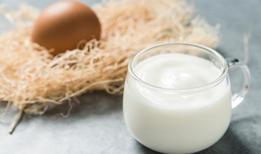 Cách ủ tóc bằng trứng gà và sữa chua cho tóc mềm mượt