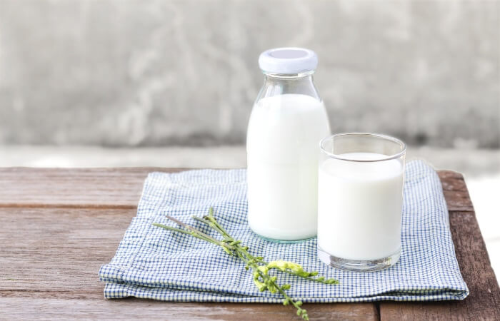 Sữa tươi làm sạch bụi bẩn trên da mặt đồng thời dưỡng da thêm trắng mịn