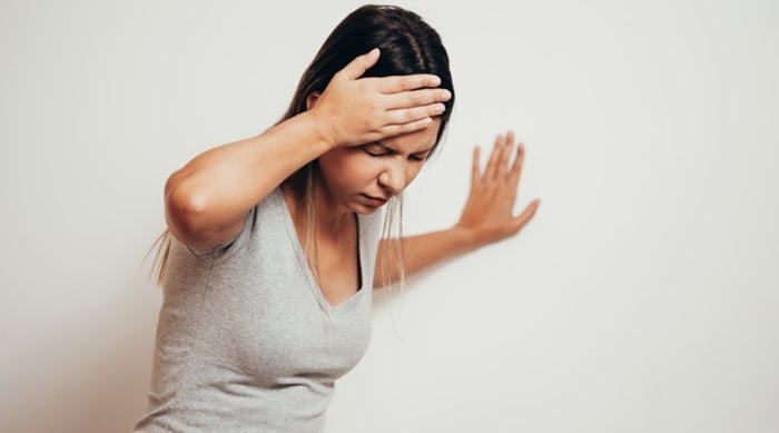 Lạm dụng liều lượng dùng vitamin E có thể làm cho bạn bị chóng mặt, đau đầu