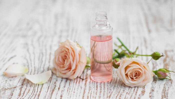 Nước hoa hồng là một sản phẩm dưỡng da được chiết xuất từ cánh hoa hồng
