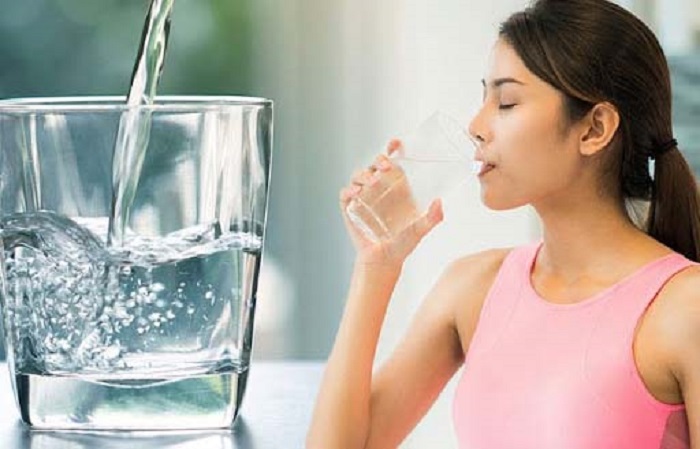 Uống đủ nước để duy trì độ ẩm cho da và cải thiện làn da mỏng yếu