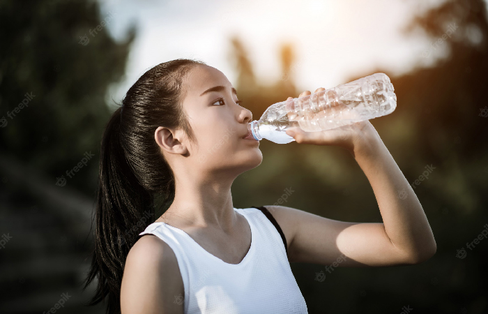 Uống nước lọc giúp hạn chế cơn đói và thèm ăn