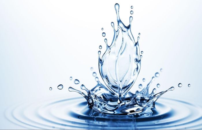 Uống đủ nước để không bị khô môi