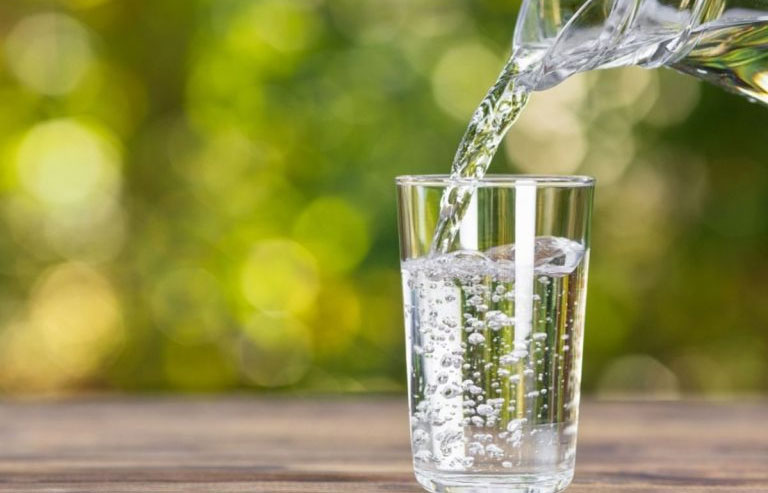 Uống đủ nước lọc mỗi ngày