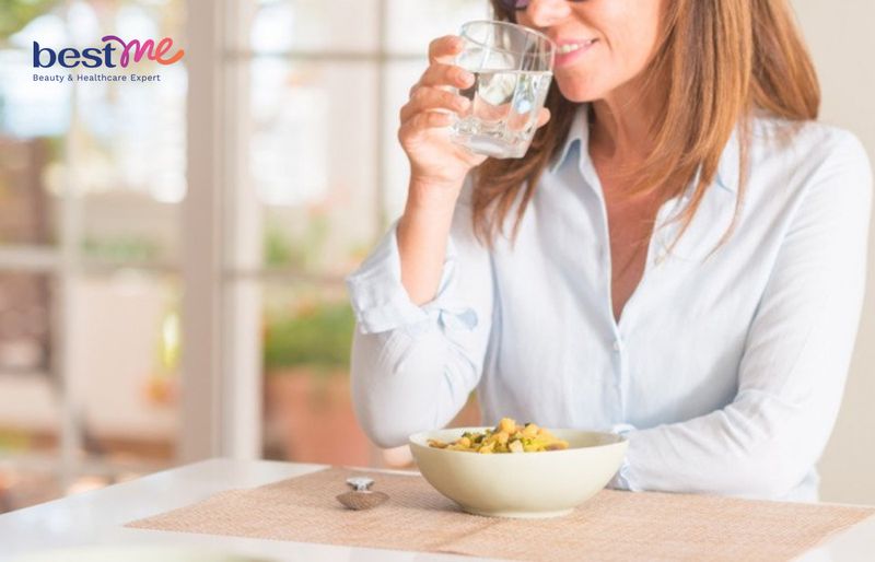 Uống nước trước bữa ăn để giảm cảm giác thèm ăn