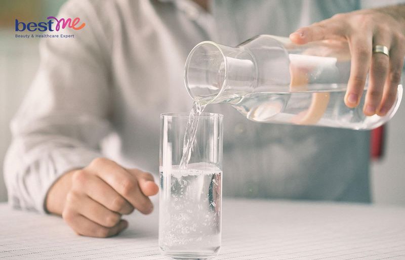 Uống đủ nước mỗi ngày cho cơ thể và làn da khỏe mạnh
