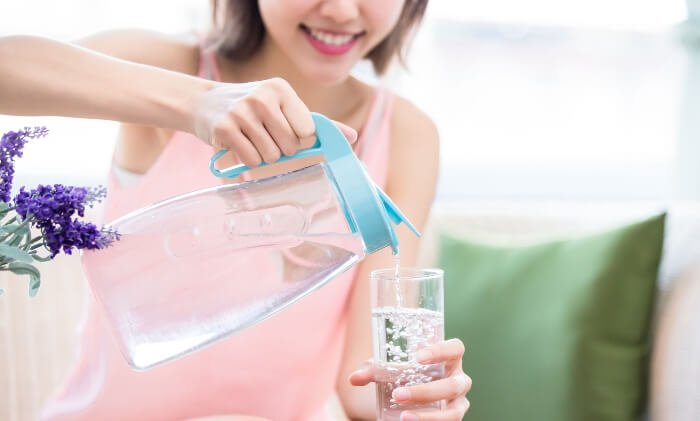 Uống đủ nước giúp da mặt thêm căng mịn