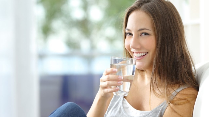 Uống đủ nước mỗi ngày để duy trì độ đàn hồi cho da