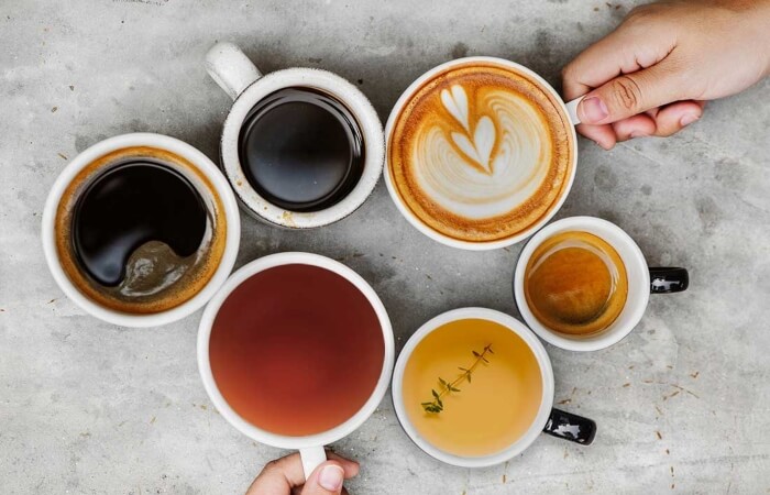 Trà và cà phê chứa nhiều caffein có thể khiến răng ố vàng và môi sạm màu đi