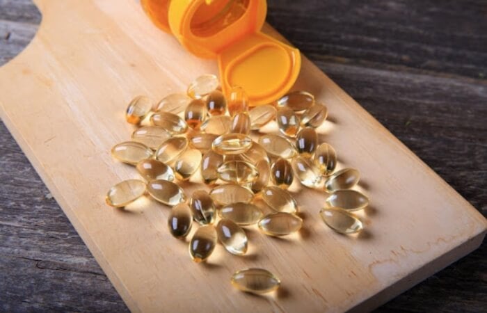 Uống viên nang vitamin E để hỗ trợ điều trị mụn từ bên trong