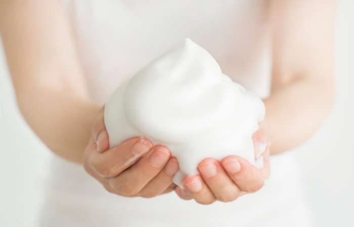 Khả năng làm sạch của sữa rửa mặt chủ yếu được đảm nhận bởi lớp bọt mềm mịn