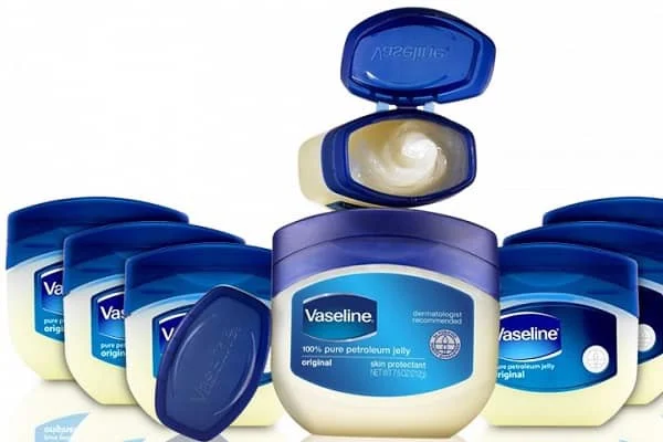vaseline-duong-toc-duoc-khong-luu-y-khi-duong-toc-bang-vaseline-1 Vaseline dưỡng tóc được không? Lưu ý khi dưỡng tóc bằng vaseline - 1