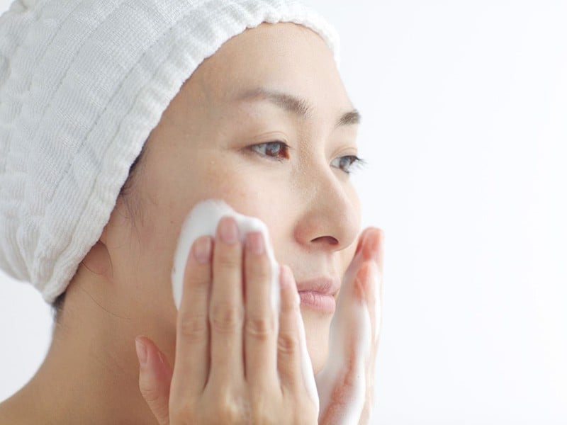 Vì sao bạn nên chọn dầu tẩy trang cho làn da của mình?