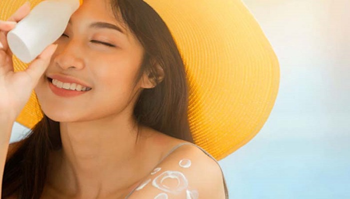 Da dầu mụn cần thoa kem chống nắng để ngăn ngừa tác hại của tia UV