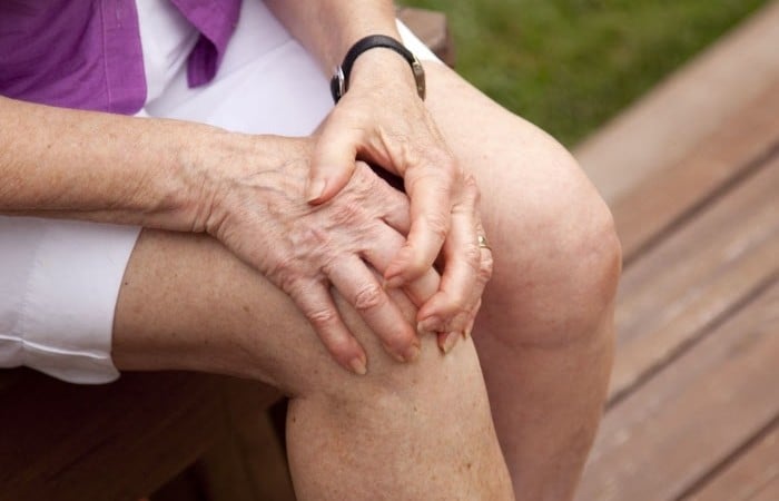 Người già dễ mắc bệnh xương khớp nên sử dụng viên bổ sung canxi CBP của DHC