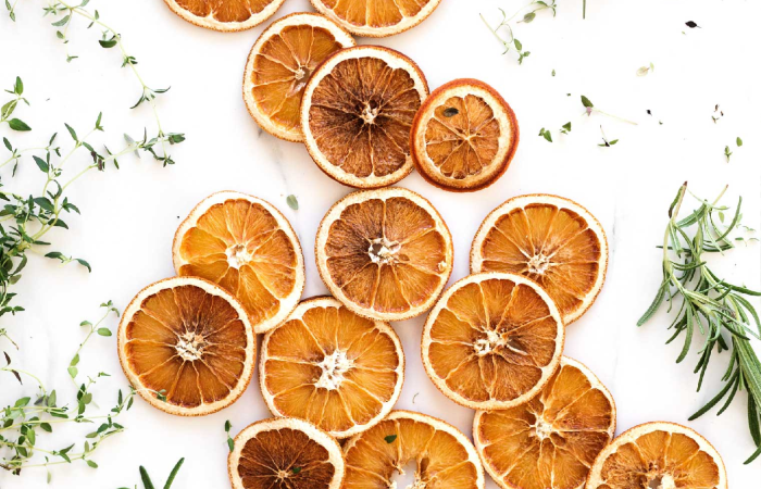 Cùng giống như các loại quả cam chanh, vitamin C DHC sẽ bị ngả màu khi bị tiếp xúc nhiều với không khí