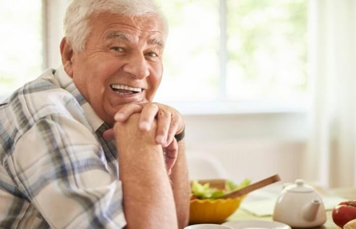 Nam giới ở độ tuổi ngoài 50 sức khỏe giảm sút cần bổ sung vitamin tổng hợp
