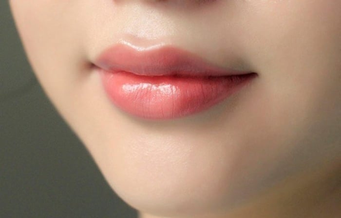 Vitamin E dưỡng ẩm, trị thâm cho đôi môi thêm mềm mịn, hồng hào