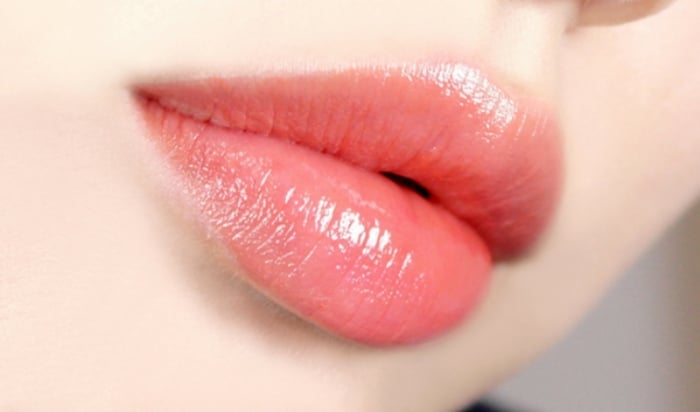 Vitamin E dưỡng ẩm cho đôi môi bạn luôn căng mịn