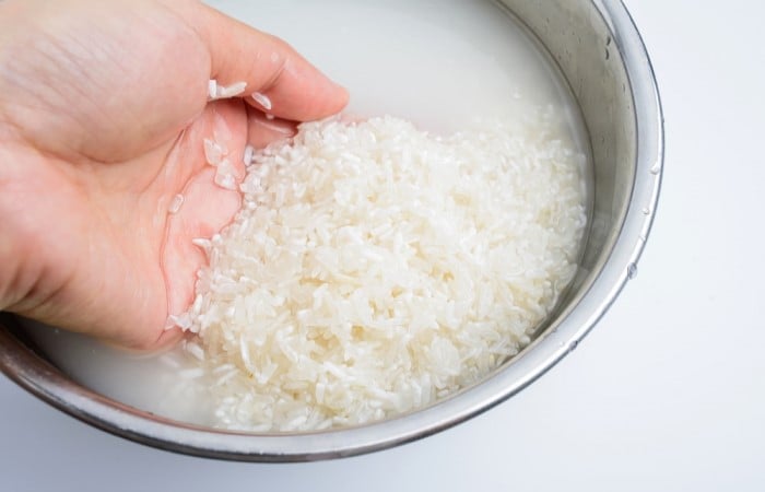 Tiêu biểu nhất là vitamin B5, B3 trong nước vo gạo vừa làm sạch lỗ chân lông vừa dưỡng trắng, dưỡng ẩm da hiệu quả