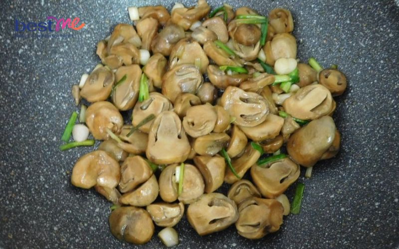 cach-lam-nam-rom-kho-chay-ngon-don-gian-tai-nha-4 Cách làm nấm rơm kho chay ngon đơn giản tại nhà - 4