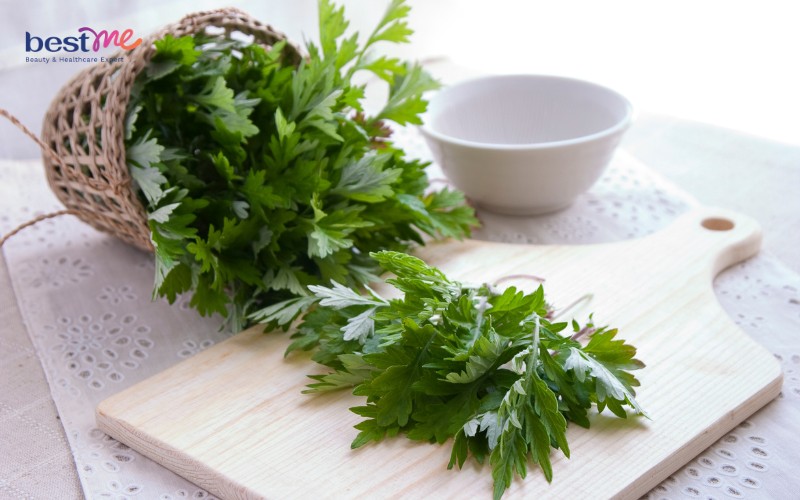 Xông hơi trị mụn ẩn bằng cây ngải cứu